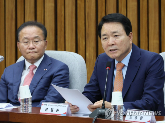성일종(오른쪽) 국민의힘 ‘우리바다 지키기 검증 태스크포스(TF)’ 위원장이 28일 오전 국회에서 열린 ‘후쿠시마 괴담 대응 및 어민 보호 대책 간담회’에서 발언하고 있다. 왼쪽은 윤재옥 원내대표. 연합뉴스