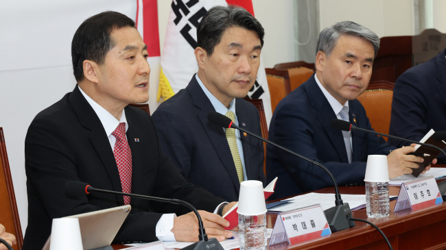 28일 오전 서울 여의도 국회에서 열린 ‘예비군 훈련 참여 학생에 대한 학습권 보호’ 당정 협의회에 참석한 국민의힘 박대출(왼쪽) 정책위의장이 이주호(가운데) 교육부 장관과 이종섭(오른쪽) 국방부 장관이 지켜보는 가운데 발언하고 있다. 연합뉴스