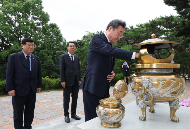 28일 오전 이낙연 전 더불어민주당 대표가 미국에서 귀국한 이후 첫 외부 공개일정으로 서울 동작구 국립현충원 고 김대중 전 대통령 묘역을 찾아 참배하고 있다. 연합뉴스