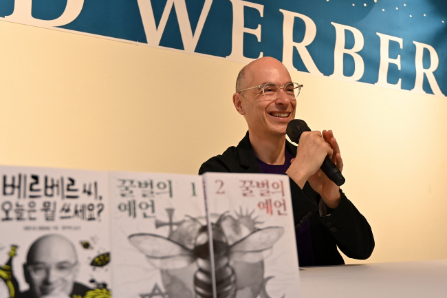 소설가 베르나르 베르베르가 28일 기자간담회에서 9번째 한국을 찾은 소감과 작품에 대해 이야기하고 있다. 백동현 기자