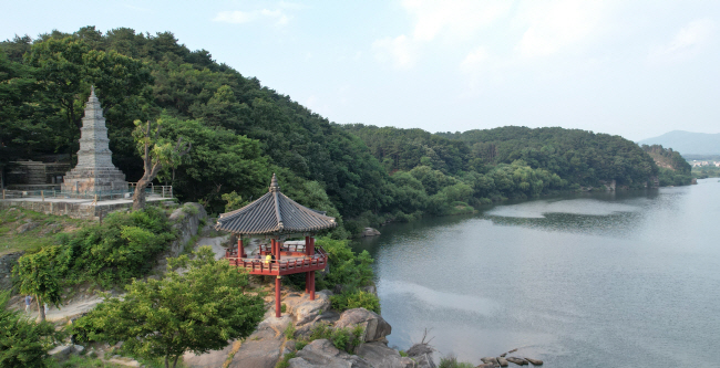 여강의 물길을 끼고 있는 신륵사의 강변 정자 강월헌과 모전탑. 강월헌은 나옹선사를 기려 지은 것이다.