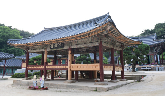 신륵사 대웅전 앞의 구룡루(九龍樓). 근래 보수해 색 바랜 단청 부분과 새로 덧댄 누마루가 확연히 구분된다.