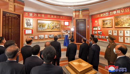 북중 우의탑 내부 개작(개조)공사 완공과 관련한 행사가 28일 진행되었다고 조선중앙통신이 29일 보도했다. 연합뉴스