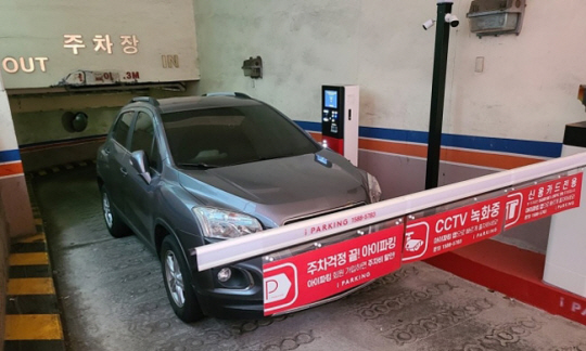 상가 주차장 출입구 막고 있는 차량. 연합뉴스 자료사진