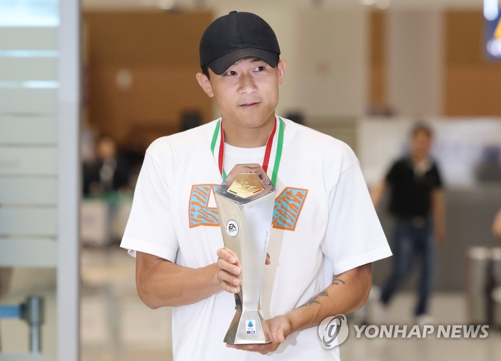 (영종도=연합뉴스) 이탈리아 프로축구 세리에A 최우수 수비수 상을 거머쥔 김민재가 6일 영종도 인천국제공항을 통해 귀국하고 있다. 2023.6.6