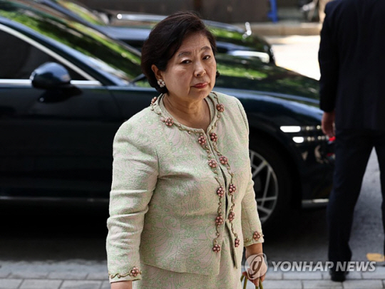 지난 2일 서울 종로구 종교교회에서 열린 정몽원 HL그룹 회장의 차녀 정지수 씨와 백지연 전 앵커의 외아들 강인찬 씨 결혼식에 참석한 현정은 현대그룹 회장. 연합뉴스