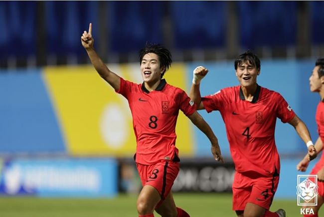 U-17 축구 국가대표팀 백인우(왼쪽)가 29일 우즈베키스탄과의 준결승에서 프리킥 골을 성공시킨 뒤 기뻐하고 있다. 대한축구협회 제공. 연합뉴스