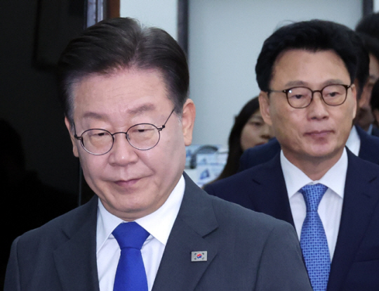 이재명 더불어민주당 대표와 박광온 원내대표가 지난달 30일 국회 당 사무실에서 열린 최고위에 참석하고 있다. 연합뉴스