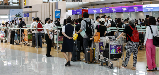 인천국제공항 제1터미널 출국장이 여행객들로 붐비고 있다. 뉴시스