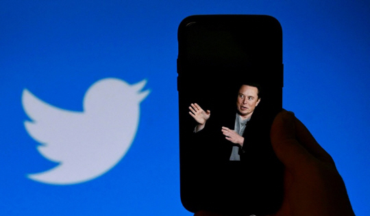 일론 머스크와 트위터. AFP 연합뉴스 자료사진