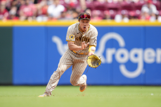 샌디에이고 파드리스의 김하성이 2일 오전(한국시간) 미국 오하이오주 신시내티의 그레이트아메리칸볼파크에서 열린 MLB 원정경기에서 8회 수비를 하고 있다. AP뉴시스