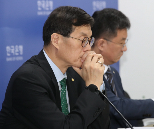 이창용 한국은행 총재가 지난달 19일 오전 서울 중구 한국은행 포디움에서 열린 ‘2023년 상반기 물가안정목표 운영상황 점검 설명회’에서 생각에 잠겨 있다. 사진공동취재단