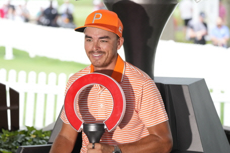미국의 리키 파울러가 3일(한국시간) 미국 미시간주 디트로이트 골프클럽에서 열린 PGA투어 로켓 모기지 클래식에서 정상에 오른 뒤 트로피를 든 채 미소를 짓고 있다. AP 연합뉴스
