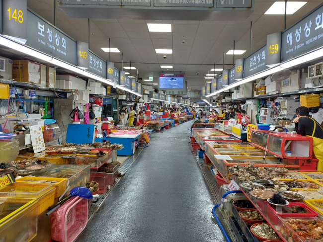 지난달 29일부터 2일까지 4일간 찾은 전국 11개 수산물 시장은 후쿠시마 오염수 괴담 여파에 횟집, 수산물 튀김 등 업종에 상관없이 한산한 모습을 보였다. 사진 위쪽부터 강원 속초 동명항활어센터 앞 튀김 거리, 부산 자갈치시장. 전국종합