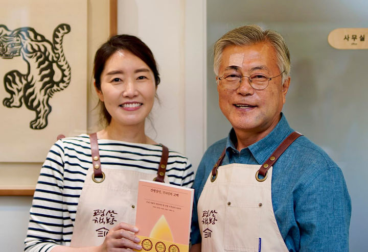 [서울=뉴시스] 강선우 더불어민주당 의원이 지난 1일 문재인 전 대통령이 운영하는 평산책방을 방문했다며 페이스북에 문 전 대통령과 함께 찍은 사진을 게재했다. (사진=강선우 의원 페이스북) 2023.07.03.