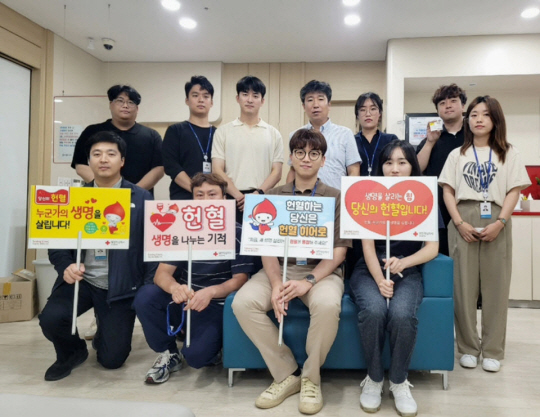 한국어촌어항공단 동남해지사 직원들이 사랑나눔 헌혈 캠페인에 동참한 뒤 기념 촬영 하고 있다. 한국어촌어항공단 제공