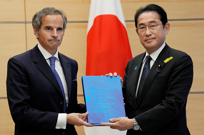 라파엘 그로시 IAEA 사무총장이 4일 일본 도쿄 총리공관에서 기시다 후미오(岸田文雄) 일본 총리를 만나 후쿠시마 제1원전 오염수 방류 계획에 대한 안전성 검토 관련 종합보고서를 제출하고 있다. 로이터 연합뉴스