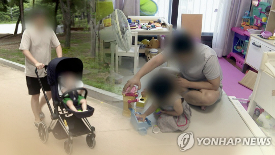 군 장병이 가족을 돌보는 모습. 연합뉴스