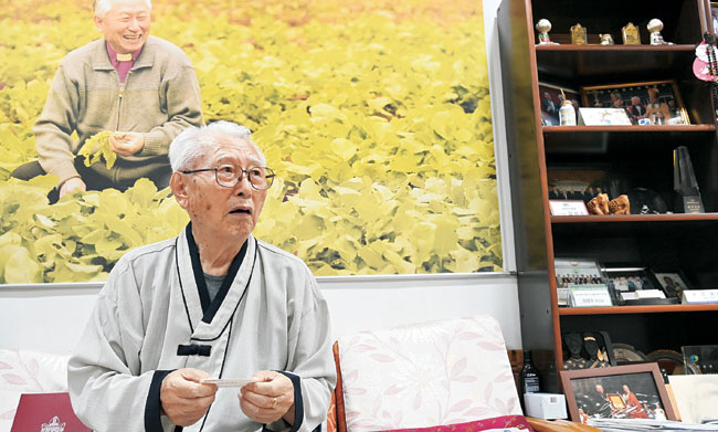 김성수 주교가 성공회대 총장 시절의 사진이 걸려 있는 사무실에서 사진기자의 명함을 받고 “어마어마한 분이 여기까지 와 주셨네”라며 익살스럽게 고마움을 표했다. 곽성호 기자