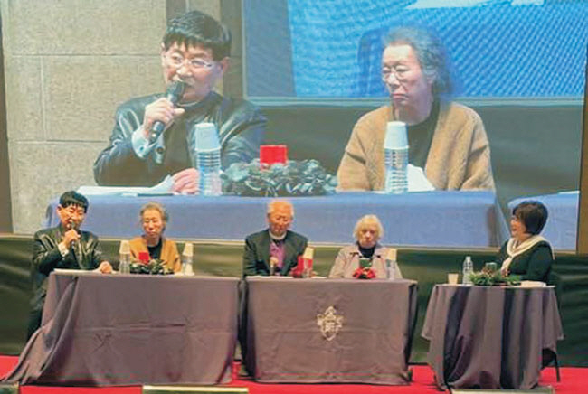 책 ‘우리 마음의 촌장님’ 북콘서트. 왼쪽부터 윤형주 가수, 윤여정 배우, 김성수 주교, 부인 김 후리다 여사, 이금희 아나운서. 우리마을 제공