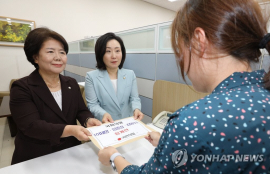 국민의힘은 5일 더불어민주당 이재명 대표와 임종성 의원, 김영주 국회부의장을 국회 윤리특별위원회에 제소했다. 각각 서정숙 국민의힘 원내부대표(왼쪽)와 전주혜 국민의힘 원내대변인(오른쪽). 연합뉴스.