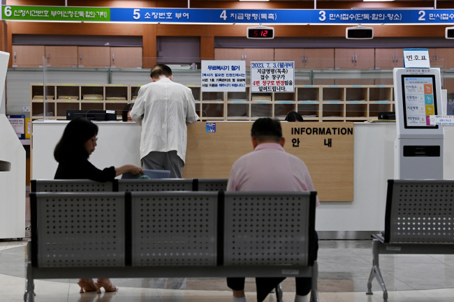 상습적으로 “재판부 바꿔달라”… “서류 대신 써달라” 생떼[민원폭탄에 신음하는 대한민국]