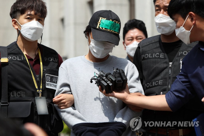 흉기피습까지 당해… 법원·검찰 민원실 ‘기피부서 1호’[민원폭탄에 신음하는 대한민국]