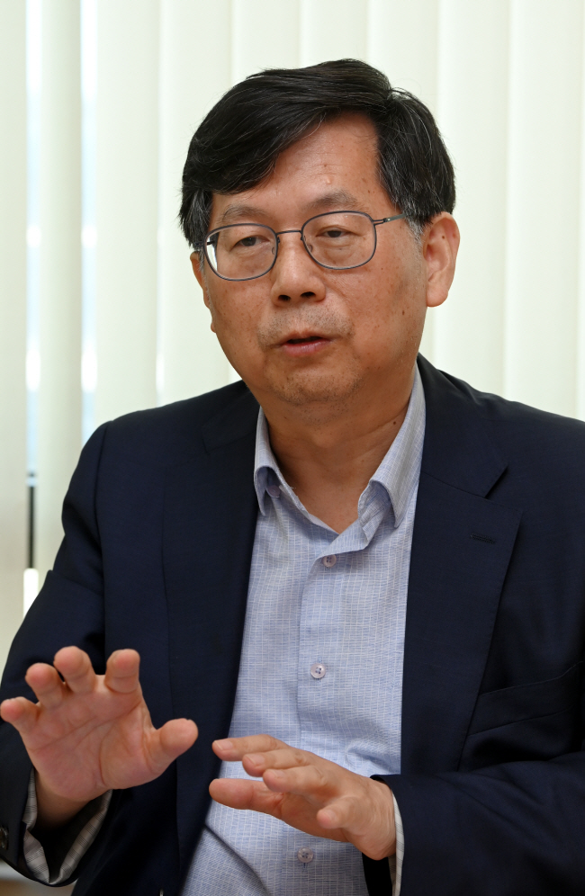 백원필(62) 한국원자력학회장이 지난 5일 대전 유성구에 있는 학회 사무실에서 후쿠시마 오염처리수 방류의 위험성 여부에 대해 설명하고 있다. 곽성호 기자