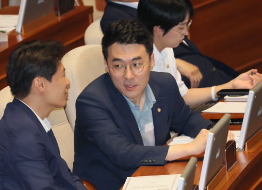 김남국 무소속 의원이 6월 30일 오후 국회에서 열린 본회의에서 민주당 이탄희 의원과 대화하고 있다. 연합뉴스