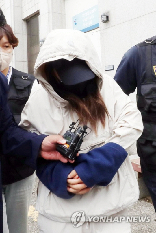 영아학대치사 등의 혐의를 받는 30대 친모 A씨가 8일 오전 광주지방법원에서 열린 구속 전 피의자 심문(영장실질심사)을 마친 뒤 경찰 호송차로 향하고 있다. 연합뉴스