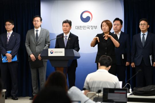 한창섭(가운데) 행정안전부 차관이 6일 오전 정부서울청사에서 열린 정부합동 브리핑에서 유동성 위기설에 휩싸인 새마을금고 건전성 제고 방안을 밝히고 있다. 문호남 기자