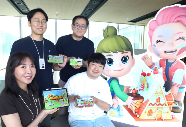 지난 6일 서울 강서구 LG유플러스 마곡 사옥에서 ‘키즈토피아’ 개발 주인공인 메타버스프로젝트 팀원들이 인터뷰에 앞서 기념 촬영을 하고 있다. LG유플러스 제공