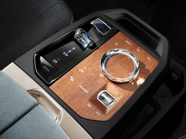 국제삼림관리협의회의 인증을 받은 목재를 사용한 BMW ‘iX’의 센터 콘솔. BMW 제공
