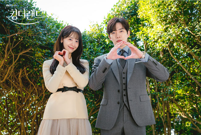 씩씩한 호텔리어 천사랑(왼쪽)과 전형적인 재벌 2세 구원(오른쪽)의 사랑을 그린 JTBC ‘킹더랜드’는 기존 로맨틱 코미디를 답습하는 클리셰 범벅이지만, 두 배우의 매력과 호흡을 바탕으로 오히려 시청자들의 지지를 받고 있다. JTBC 제공