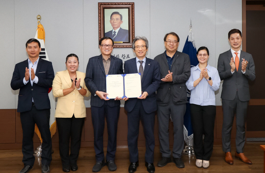 영남대와 베트남 호치민기술대 관계자들이 2+2 편입학 프로그램 운영을 위한 협약을 체결한 뒤 기념사진을 촬영하고 있다. 영남대 제공