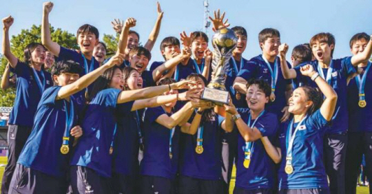 국군체육부대 여자축구팀이 지난 7일(현지시간) 네덜란드 스파켄뷔르흐에서 열린 제14회 세계군인여자축구대회 결승전에서 프랑스를 꺾고 우승을 차지한 뒤 우승컵을 들고 기쁨의 세리머니를 펼치고 있다. 세계군인스포츠위원회 제공