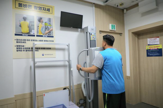 국방부 관계자가 서울지방병무청에서 병무정책 이해도 제고를 위해 진행된 병역판정검사 전 과정 체험에서 흉부 엑스레이 촬영을 하고 있다. 사진은 기사 내용과 직접 상관없음 .병무청 제공