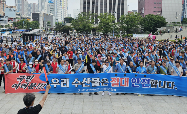 10일 오전 한국연안어업인중앙연합회 소속 전국 어민들이 부산역 광장에서 ‘우리 수산물 소비 촉진 어민 호소대회’를 열고 “우리 수산물은 절대 안전합니다”라는 구호를 외치고 있다. 연합뉴스