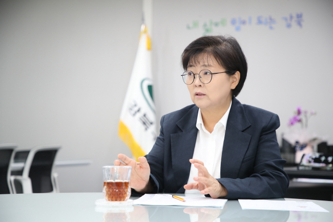 이순희 강북구청장은 10일 구청 집무실에서 진행된 문화일보와의 인터뷰에서 “북한산 고도제한을 완화키로 한 데 이어 향후 신강북선 유치도 성공적으로 이뤄진다면 강북구가 동북부 거점도시로 발돋움할 수 있을 것”이라고 강조했다.  강북구청 제공