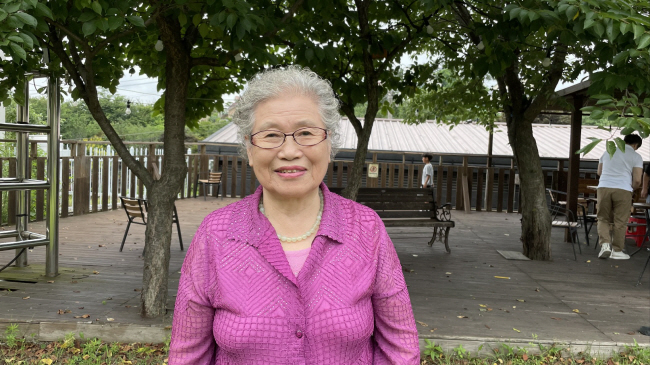 나의 엄마 장기순 여사가 주일 예배를 마치고 교회 마당에서 포즈를 취했다. 여전히 에너지가 넘치고, 긍정적이셔서 교회 권사들에게 인기가 좋다.