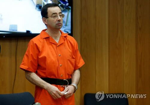 법정에서 유죄판결을 받는 래리 나사르 전 미국 체조 대표팀 주치의. 로이터 연합뉴스 자료사진