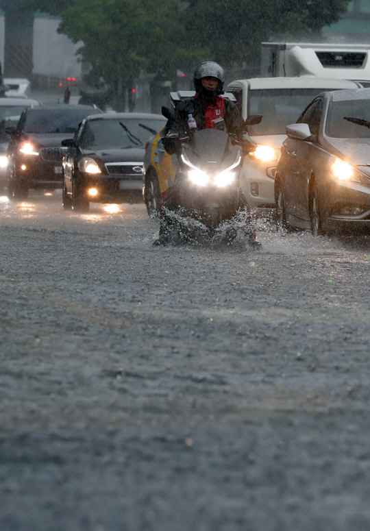 호우경보가 발효된 11일 오후 서울 동작구 시흥대로 일부 차로가 물에 잠겨 있다. 뉴시스