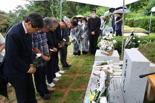 지난 9일 경기 남양주시 모란공원에서 열린 고(故) 박원순 전 서울시장 추모제에서 추모객들이 헌화하고 있다. 연합뉴스