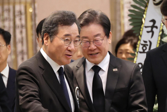 이낙연 더불어민주당 전 대표 4월 9일 오후 서울 강남구 삼성서울병원 장례식장에 마련된 장인의 빈소에서 조문을 마친 이재명 더불어민주당 대표를 배웅하고 있다. 뉴시스(공동취재사진)
