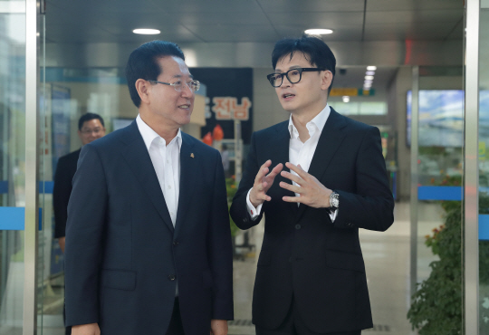 한동훈(오른쪽) 법무부 장관과 김영록 전남지사가 11일 전남도청에서 대화를 나누고 있다. 법무부 제공