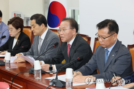윤재옥 국민의힘 원내대표가 11일 오전 국회에서 열린 원내대책회의에서 발언하고 있다. 연합뉴스.