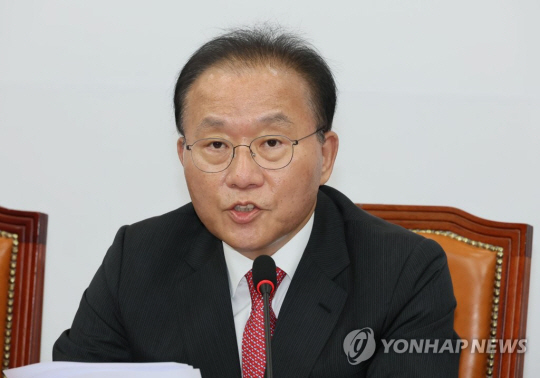 윤재옥 국민의힘 원내대표가 11일 오전 국회에서 열린 원내대책회의에서 발언하고 있다. 연합뉴스.