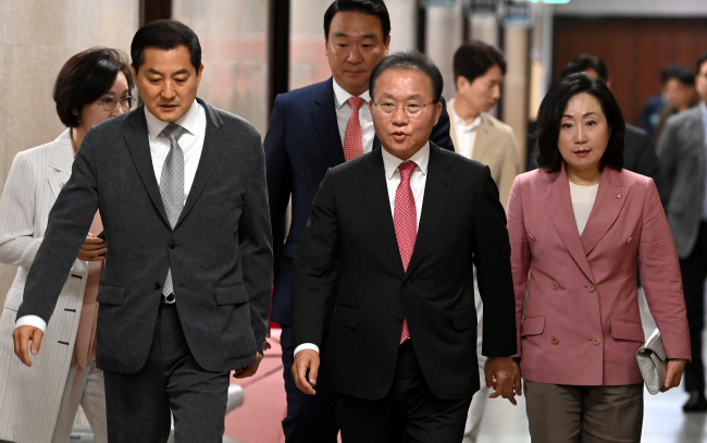 윤재옥(가운데) 국민의힘 원내대표 등 원내지도부가 11일 오전 국회에서 열린 원내대책회의에 참석하기 위해 회의실로 들어서고 있다. 왼쪽부터 박대출 정책위의장, 윤 원내대표, 전주혜 원내대변인. 곽성호 기자