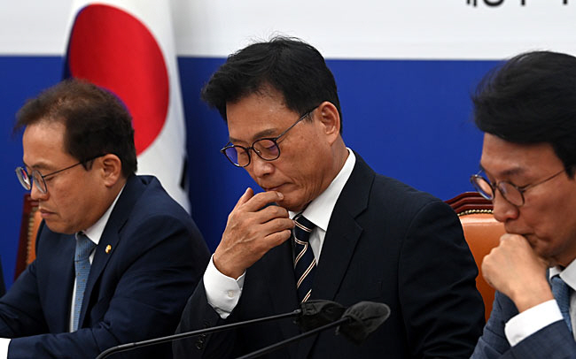 박광온(가운데) 더불어민주당 원내대표가 11일 오전 국회에서 열린 원내대책회의에 참석해 발언 준비를 하고 있다. 왼쪽부터 송기헌 원내수석부대표, 박 원내대표, 김민석 정책위의장.  윤성호 기자