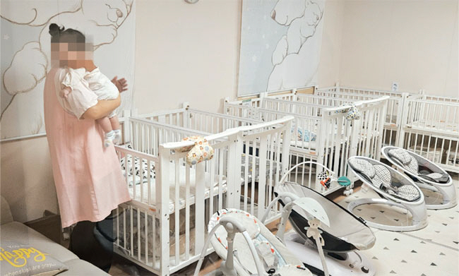 지난 5일 서울 관악구 주사랑공동체교회 1층 아기방에서 관계자가 베이비박스를 통해 들어온 한 아기를 안고 달래고 있다.  조율 기자